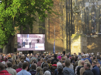 907250 Afbeelding van de dodenherdenking op het Domplein te Utrecht.